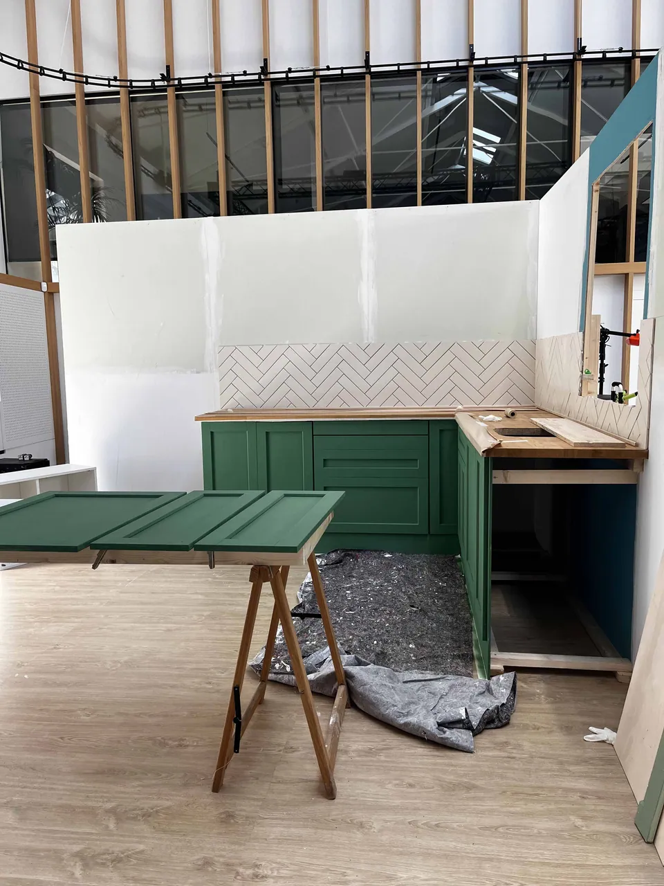 Construcción del set: los muebles verdes sin terminar.