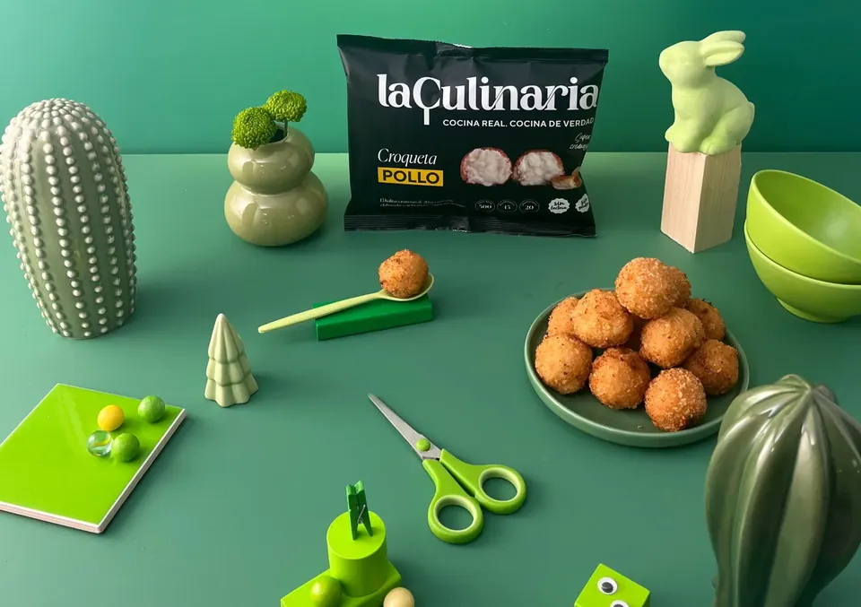 Croquetas La Culinaria en un set verde con cactus de cerámica.
