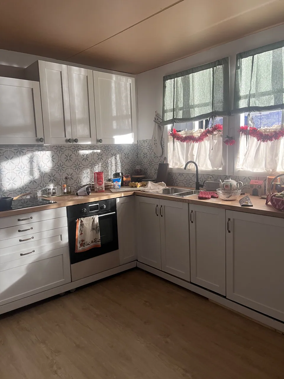 La cocina blanca construida en el estudio.