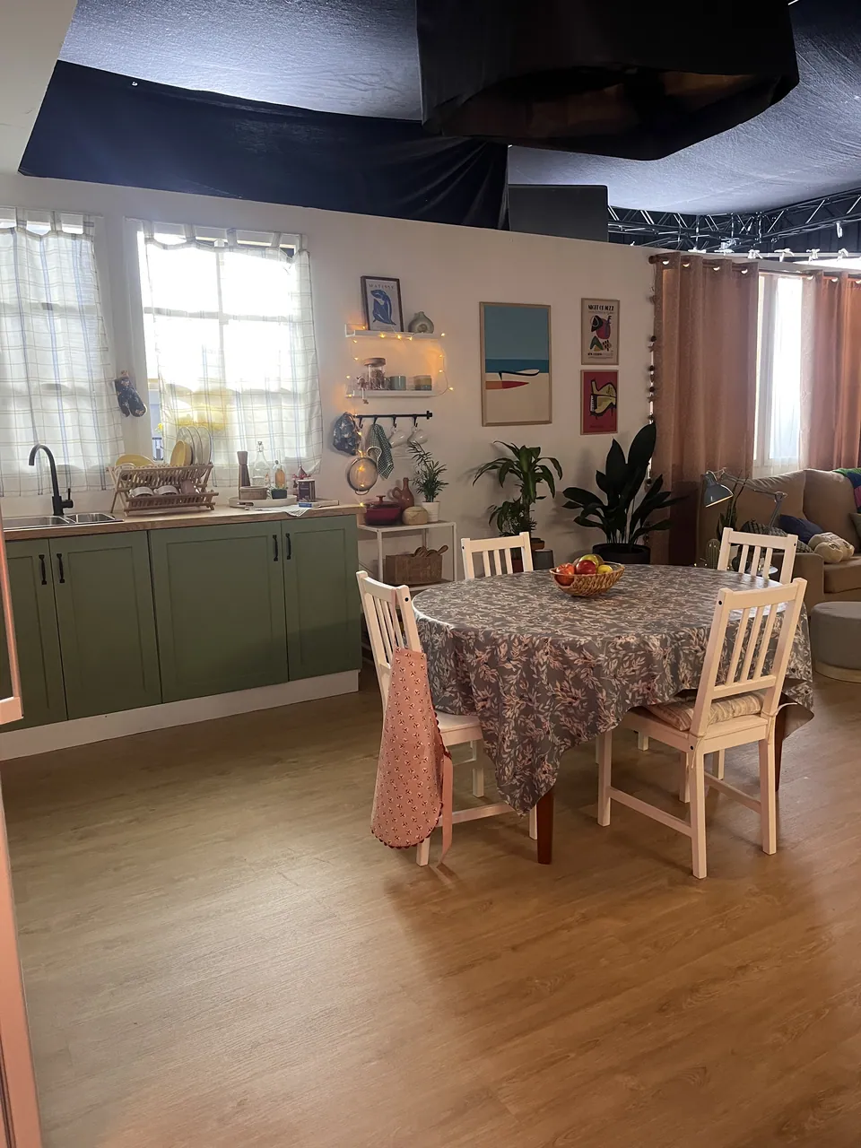 El comedor del set, con la mesa y las sillas.