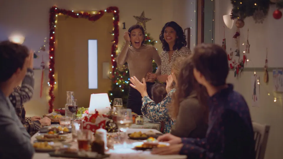 Fotograma del spot: la familia reunida para la cena.
