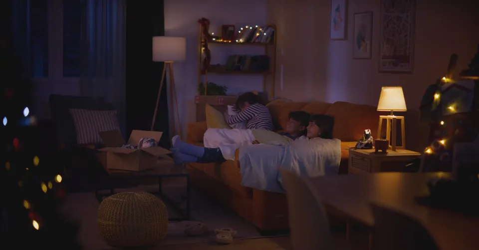 Fotograma: el salón de noche, con luces de Navidad.