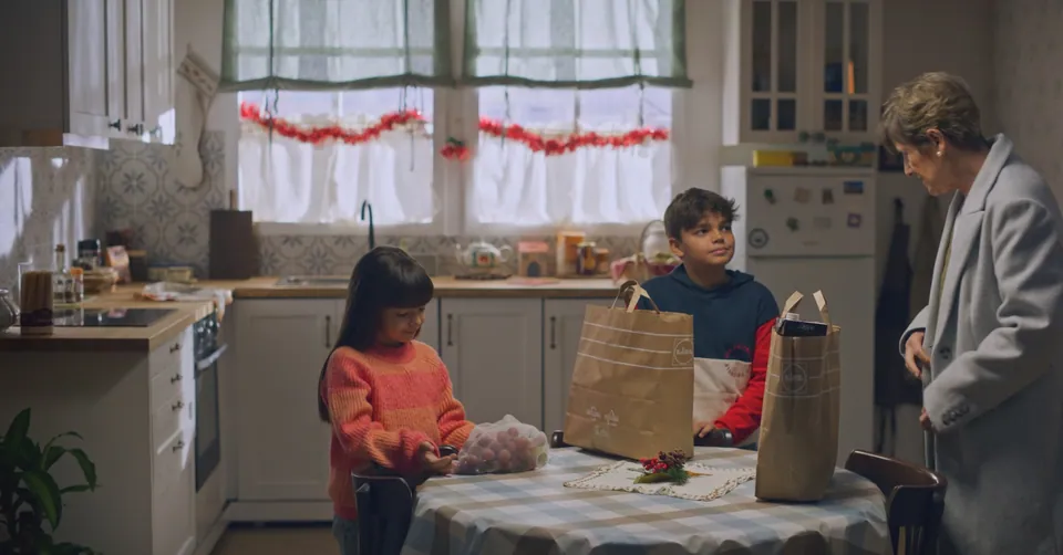 Fotograma: los niños con bolsas de la compra en la cocina.