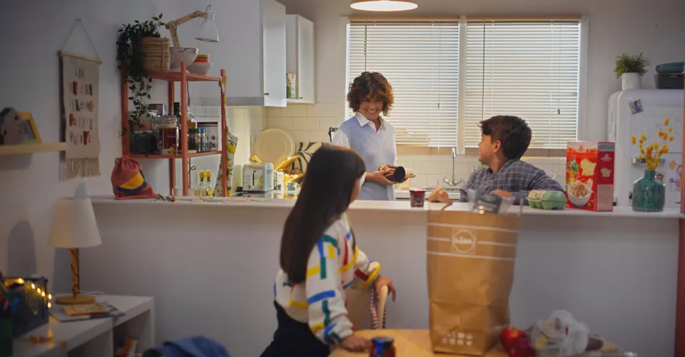 Fotograma: los niños en la cocina.