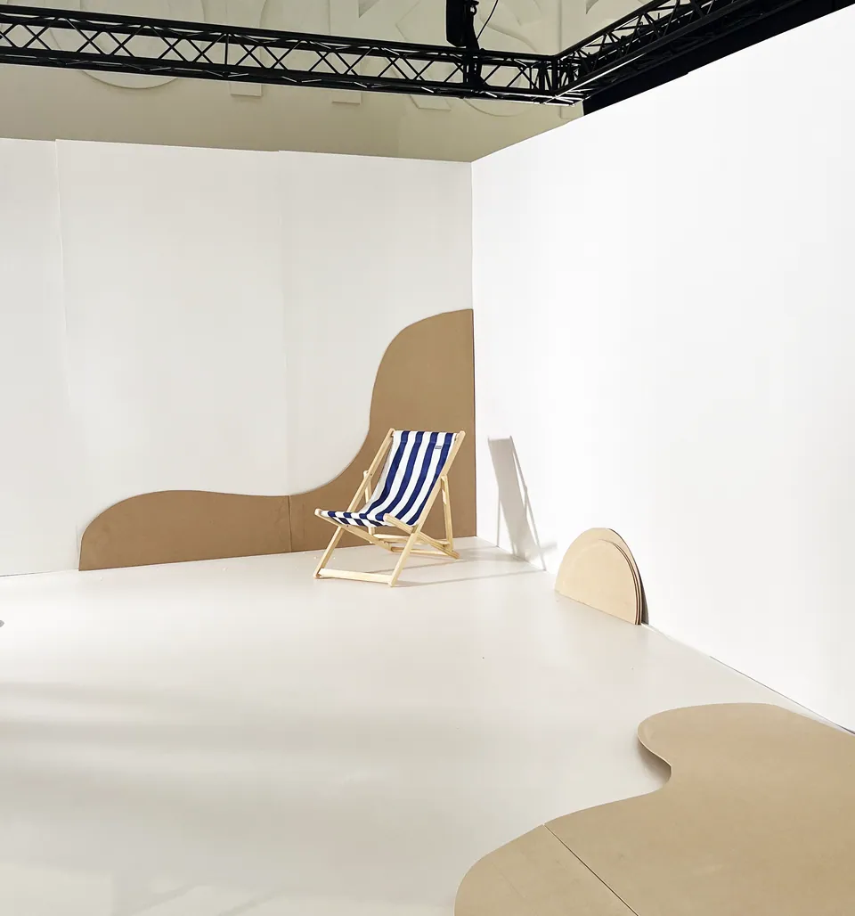 El set en construcción: curvas de madera y una tumbona.