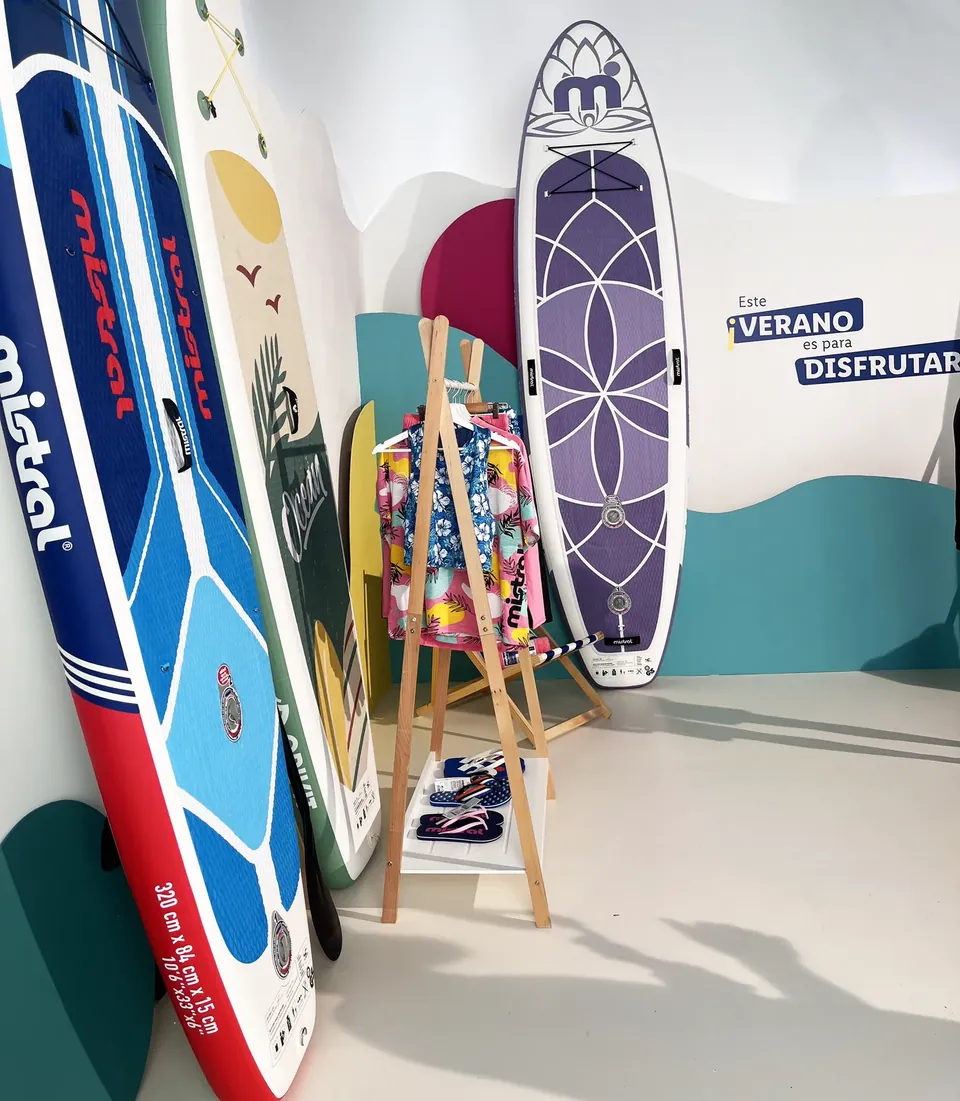 Set de verano con tablas de paddle surf de colores.