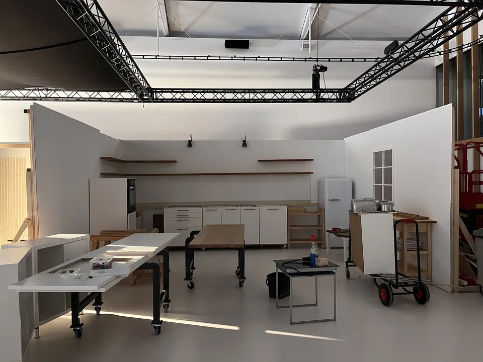 Construcción del set en el estudio.