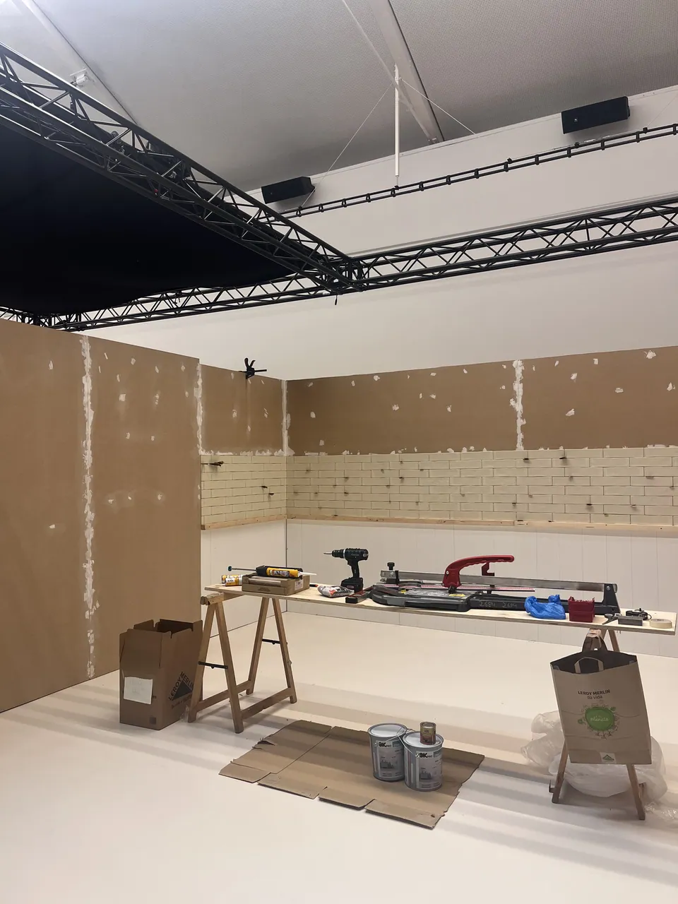 Las paredes del set en construcción.