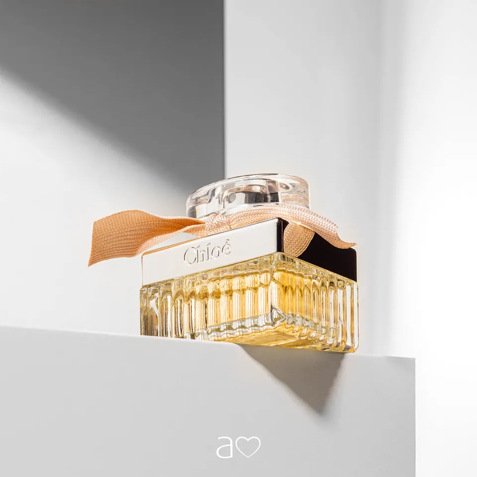 Frasco de perfume Chloé sobre bloques blancos.