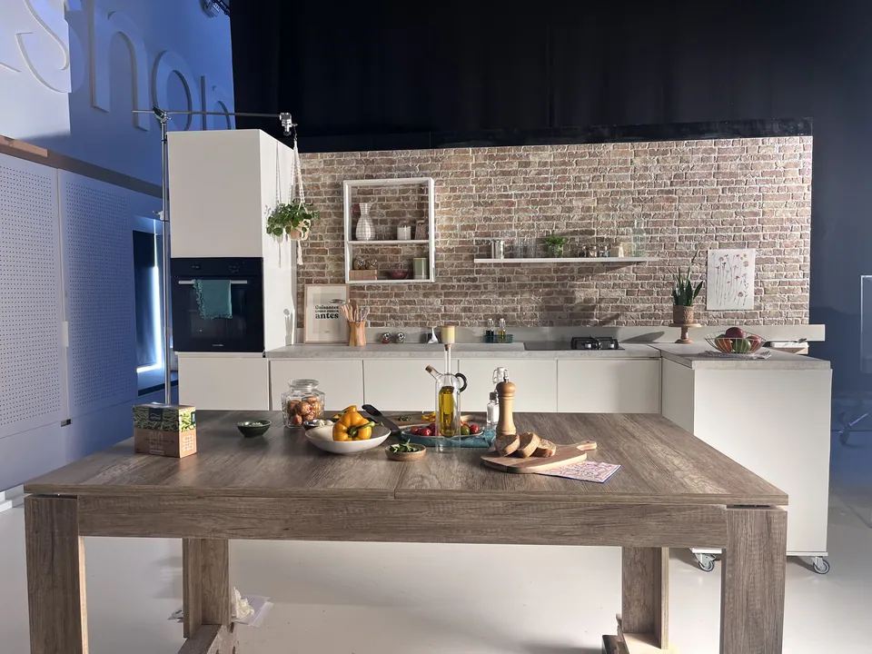 El set en el estudio, con la iluminación.