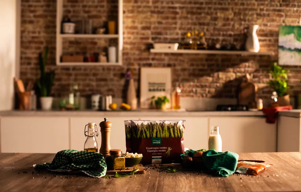 La cocina de ladrillo con verduras sobre la mesa.